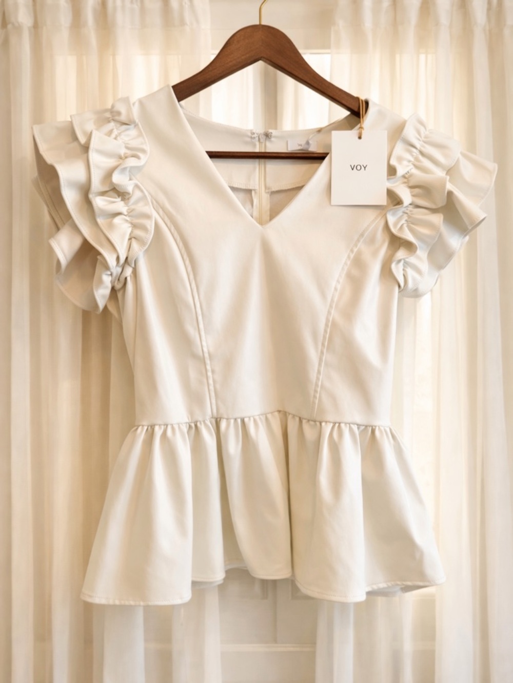 VOY Cream Ruffle Sleeve Peplum Blouse